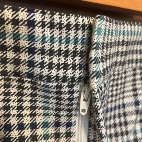 Old Navy Plaid Pixie Pants - Picture 4 of 7